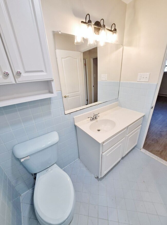 Building Photo - 3 Bed / 1-1/2 Bath Single Family Home w/ 2-Car Garage