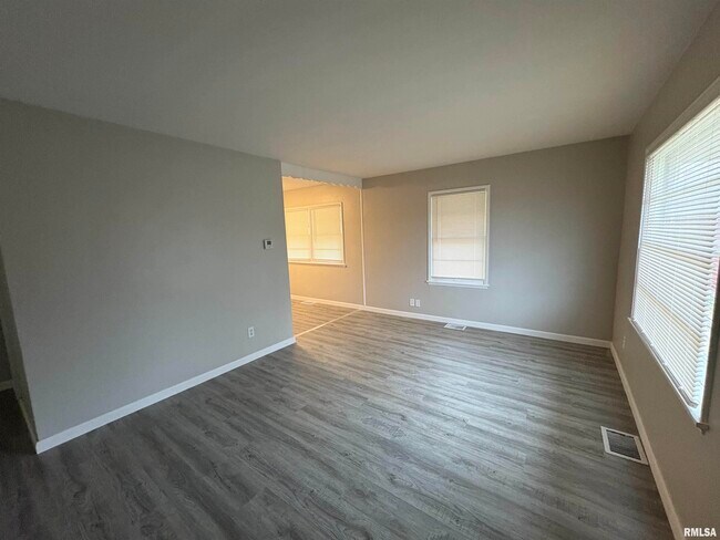 Building Photo - 2822 W Antoinette St