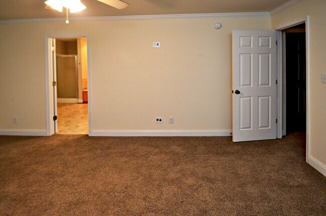 Building Photo - 332 Wyndhurst