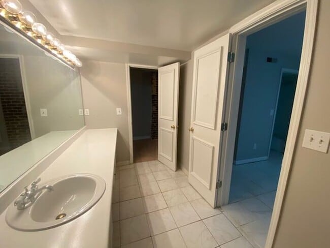 Building Photo - Charming 2-Bedroom Apartment in the Heart ...