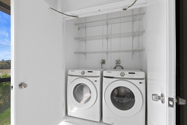 Building Photo - 350 Club Cir