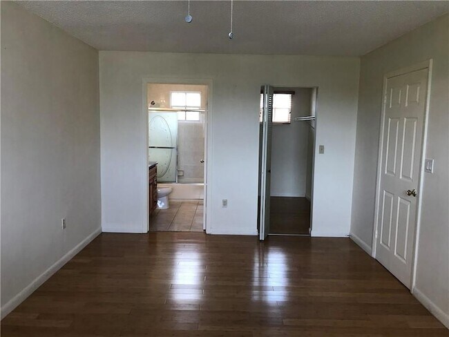 Building Photo - 7061 SW 41st Pl