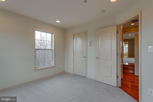 Building Photo - 22000 Avonworth Square
