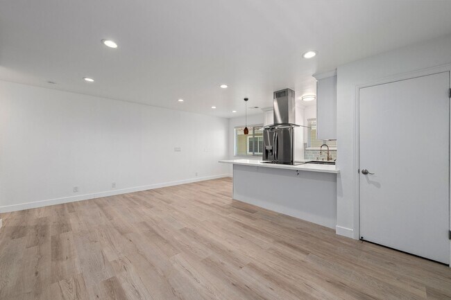 Building Photo - Upstairs 2 bedroom 1 bathroom Condo!