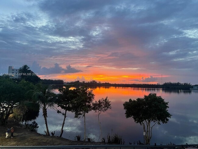 Building Photo - 1301 NE Miami Gardens Dr