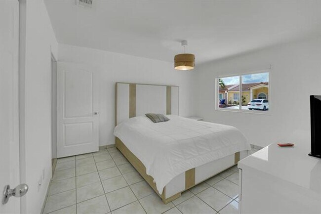 Building Photo - 17255 NW 72nd Ct