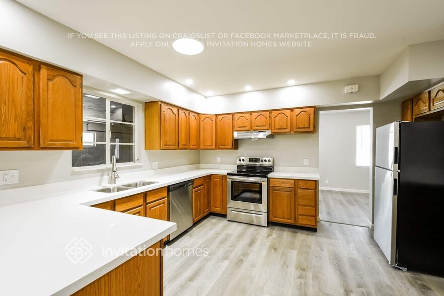 Building Photo - 2239 W Shady Glen Ave