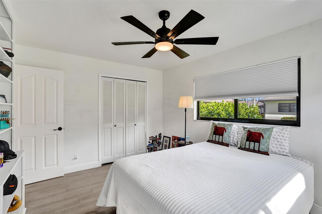 Building Photo - 4840 Greentree Ln