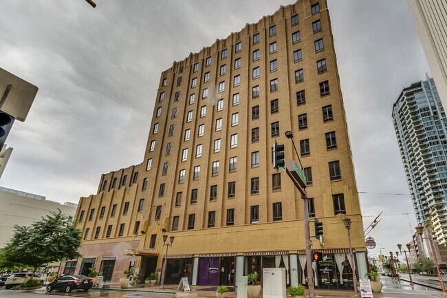 Building Photo - 114 W Adams St