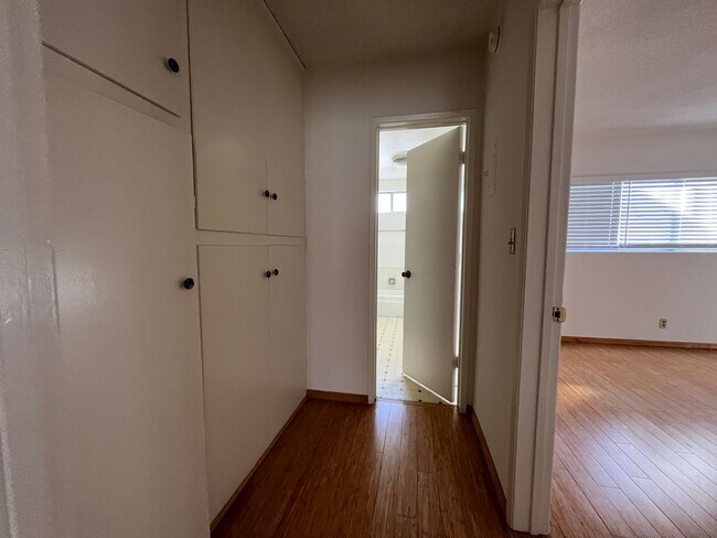 Building Photo - Excellent Location! Minutes from Beverly Hills and Hollywood