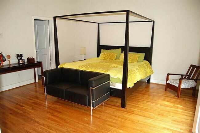 Building Photo - Stylish Corner Townhome Steps from Parks, Dining & Shopping