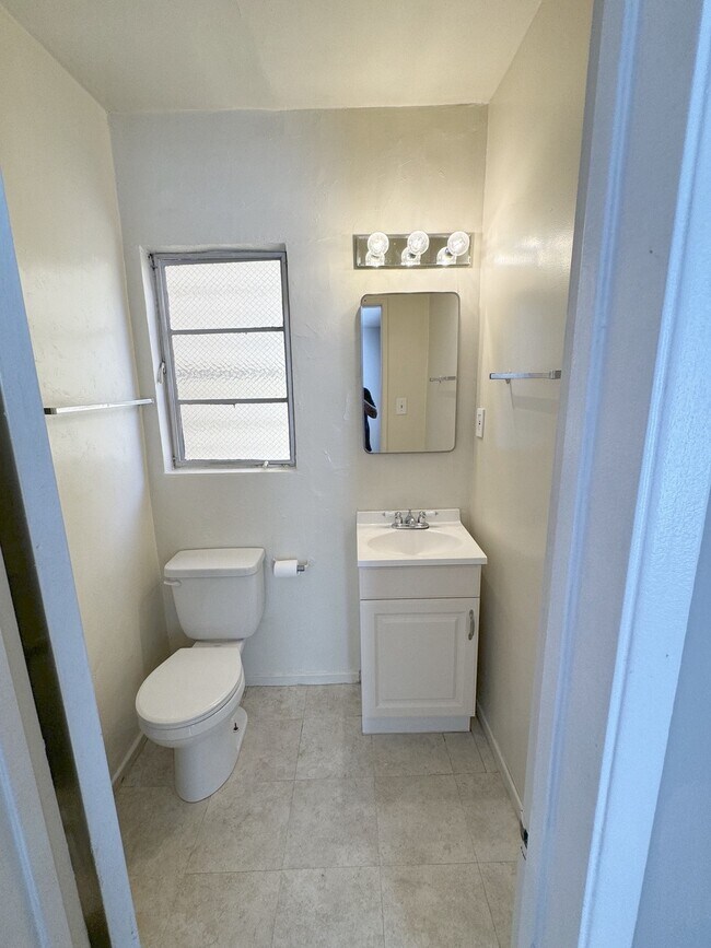master bath w a shower - 556 Kings N Rd