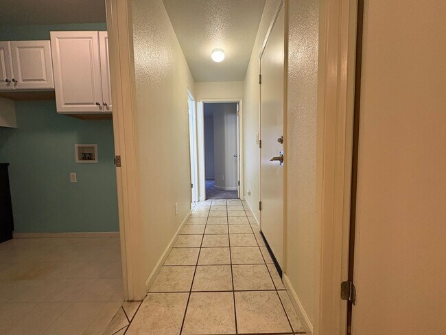 Building Photo - Three Bedroom Galt Home!
