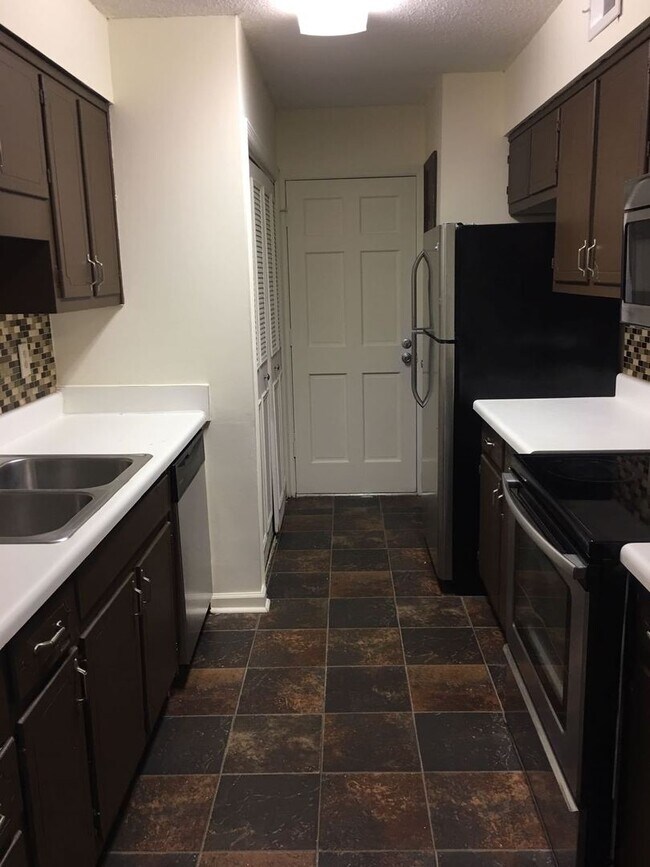 Building Photo - Renovated 2 Bedroom / 2 Bath Condo for Rent