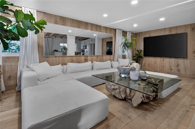 Building Photo - 3138 SW 15th St