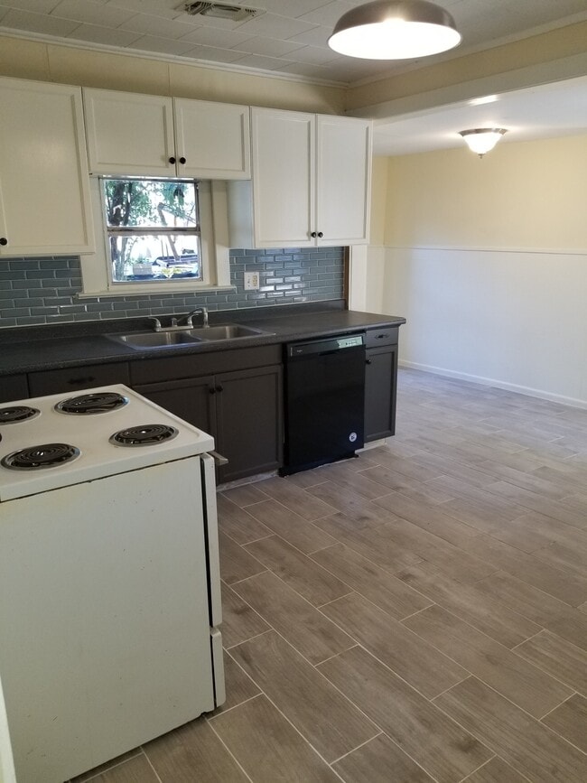 Building Photo - 602 Vernon St