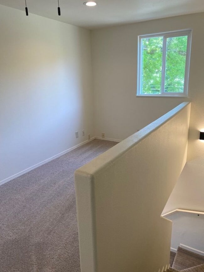 Building Photo - Updated Camas Townhome