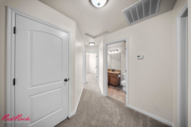 Building Photo - Adorable 3 Bedroom End Unit Townhome!