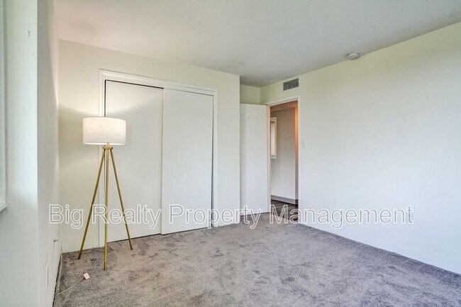 Building Photo - 3323 Forest Ln