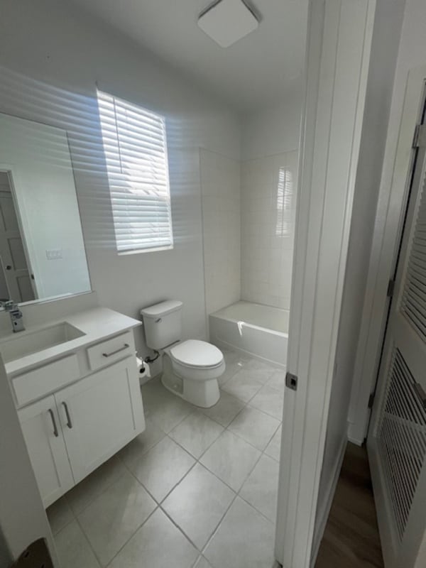 Building Photo - 2704 Bella Cir