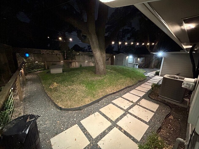 Building Photo - 10313 Shadow Oaks Dr