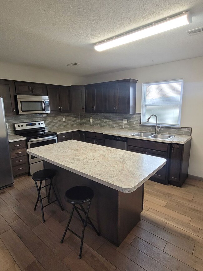 Building Photo - 3 Bed One Bath House