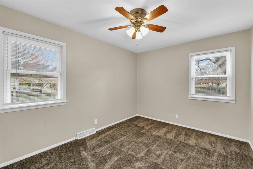 Building Photo - 19 Delaine Dr