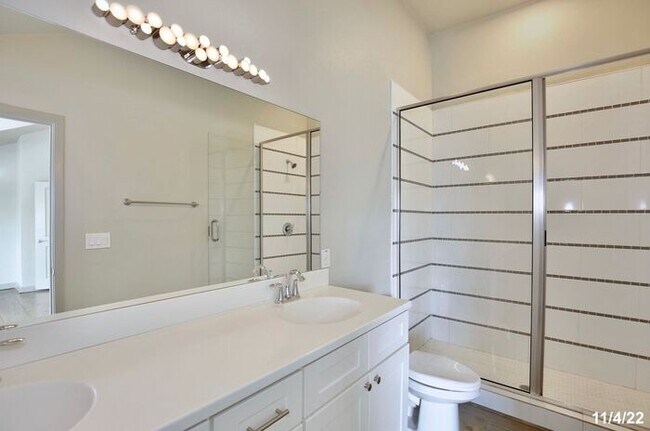 Building Photo - Beautiful 4/4.5 Home with 2 Car Garage in the Heart of Mills-Orlando!