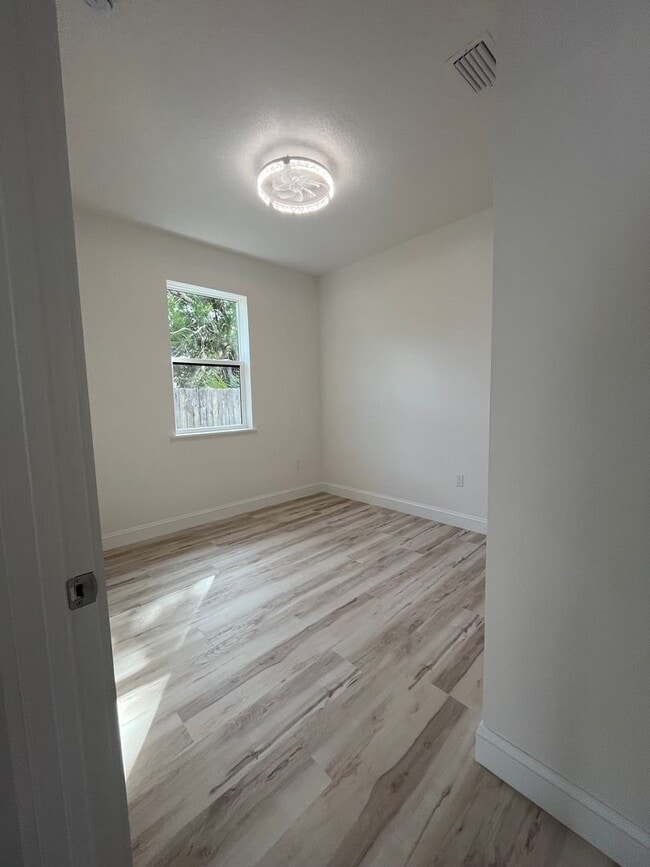 Building Photo - BEAUTIFUL BRAND NEW DUPLEX!!