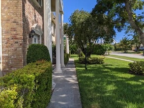 Building Photo - 90 SW 5th Ave