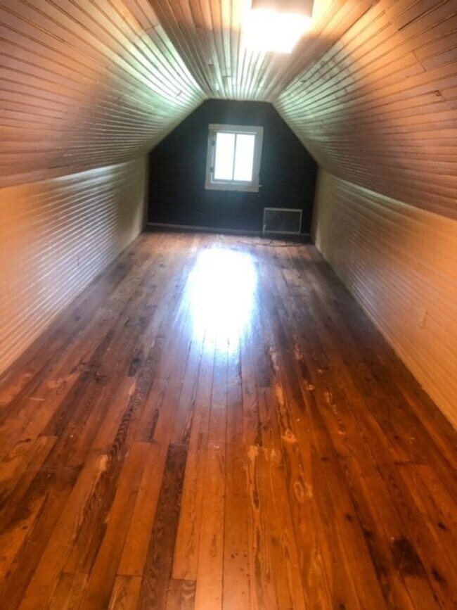 Building Photo - Beautiful 1 bedroom, 1 bath farmhouse with BONUS ROOM