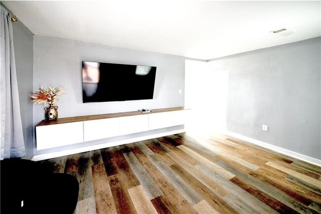 Building Photo - 539 Paines Ave NW