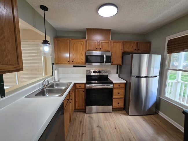 Building Photo - 1500 Oakland Hills Way