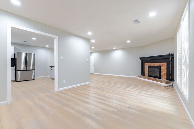 Building Photo - 1000 Rampart Pl