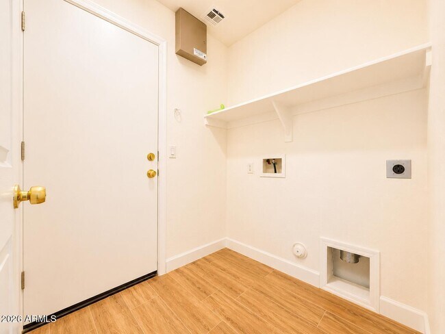 Building Photo - 5256 W Pleasant Ln