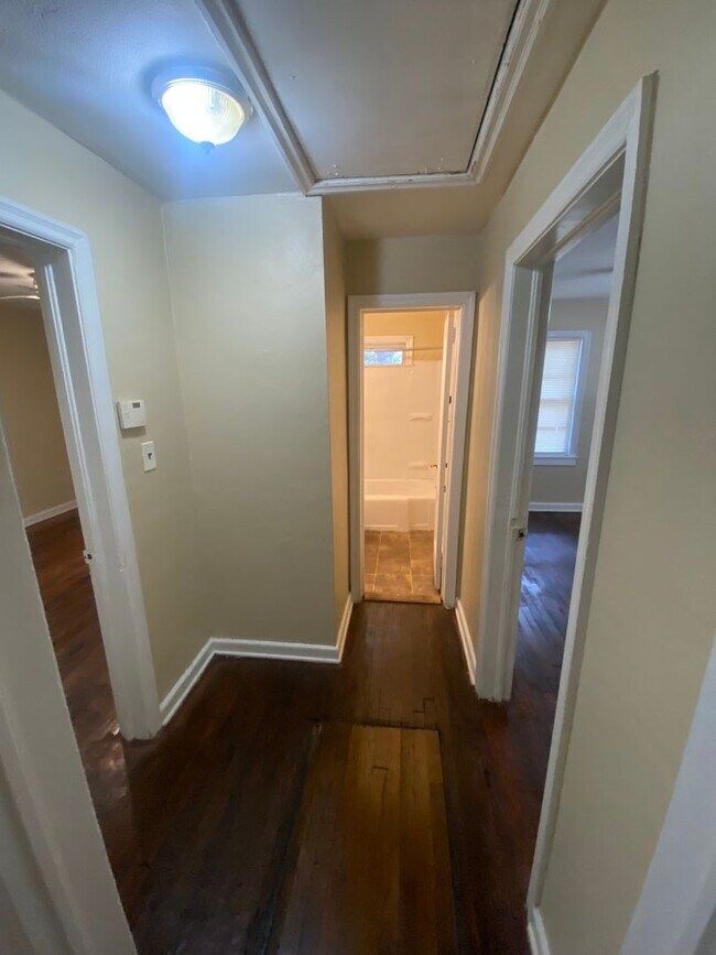 Building Photo - **AVAILABLE NOW** 3 Bedroom / 1 Bathroom H...