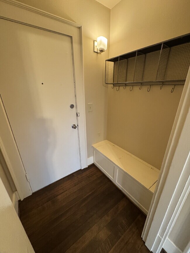 Building Photo - 1 Bedroom SW Portland / Large Backyard / Easy Access to OHSU and Downtown