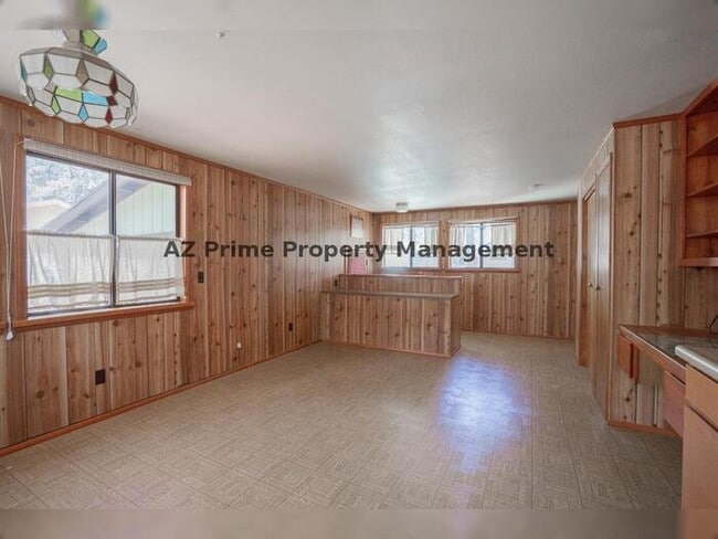 Building Photo - 5383 Glenwood Ln