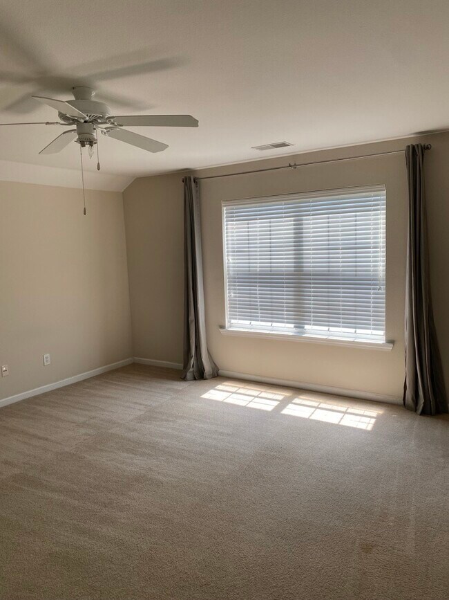 Building Photo - 1030 Glencroft Dr