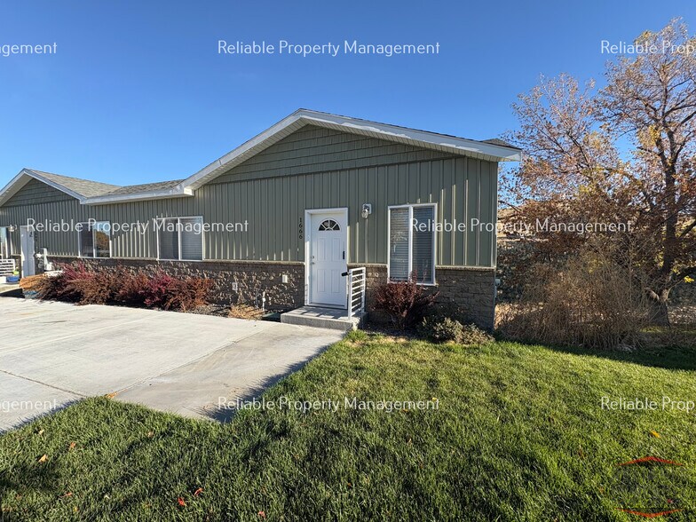 Primary Photo - 1666 Ammon St