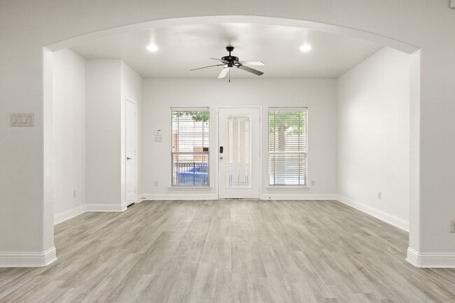 Building Photo - * MOVE IN SUMMER 7/25/2027 * 5 Bed 3 Bath Walk to TCU Light Housekeeping Included