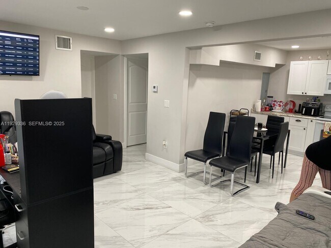 Building Photo - 342 E 46th St