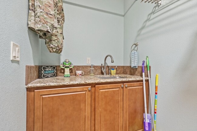 Building Photo - Prestine 4 bedroom home near the Golf Course