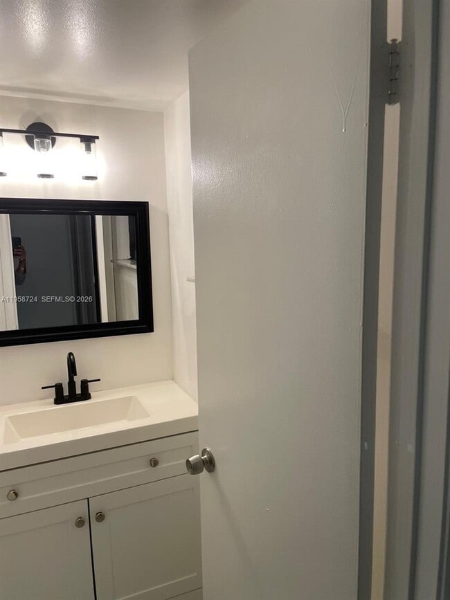 Building Photo - 1455 Holly Heights Dr