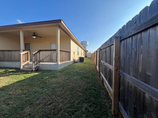 Building Photo - Luxury 3/2 Duplex in Seguin, Texas