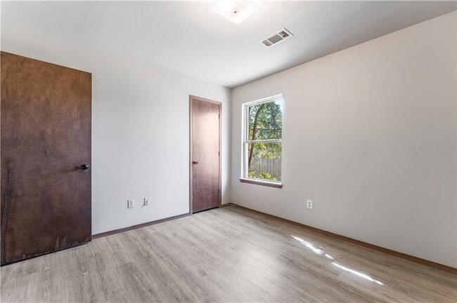 Building Photo - 322 E Southern Trace Dr