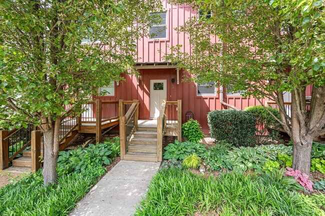 Building Photo - Beautiful & Modern 3-Bedroom Townhome near...