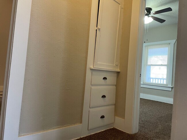 Building Photo - Cute 2 Bedroom 1 Bath