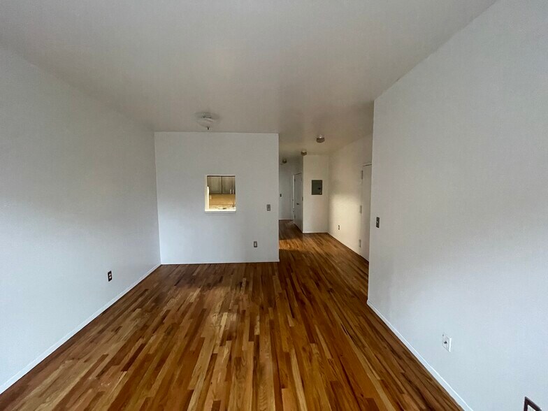 Building Photo - 244 E 110th St