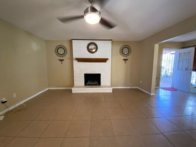 Building Photo - 783 De Leon Dr